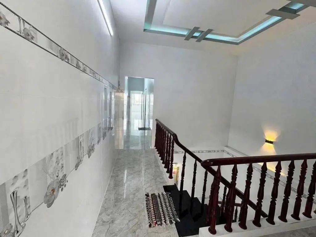 Main-Căn nhà 1 trệt 1 lầu mới xây mặt tiền đường nhựa Lê Văn Khuyên, Phường 5, Tp. Tân An, Long An-3