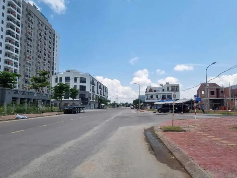 Cần bán lô mặt tiền khu đô thị mới Long vân