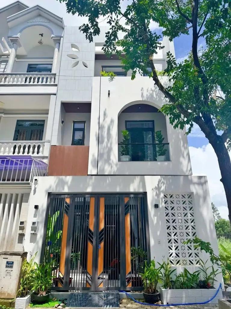 SKYLINE TOWNHOUSE NAM LONG GARDEN